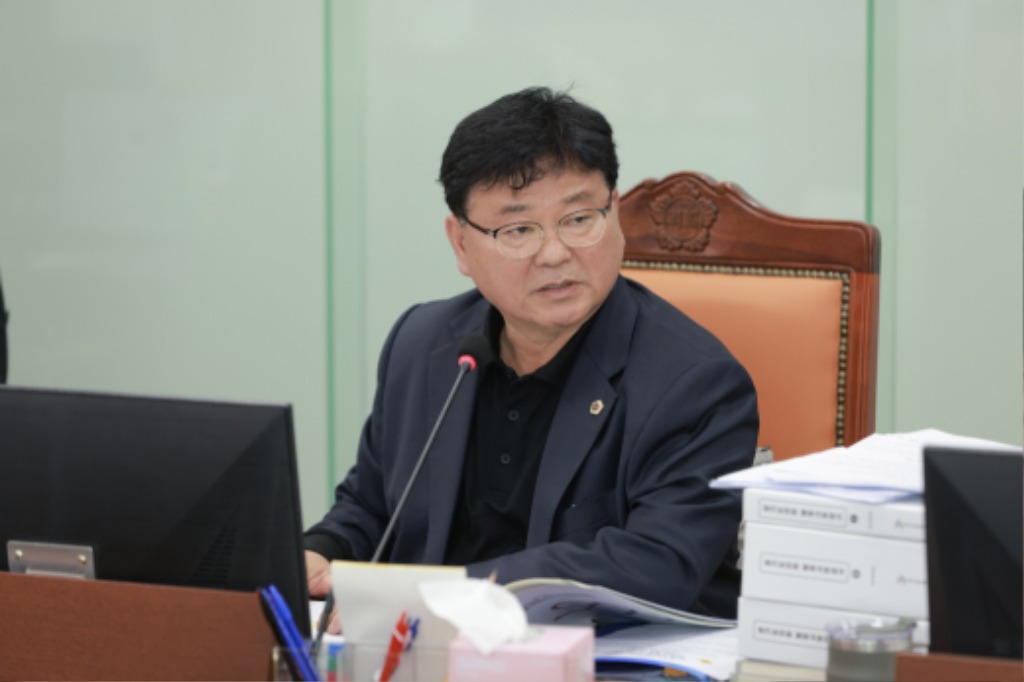 251118 성기황 의원. 중단 없는 교육행정·안정적인 친환경 급식 정책 추진 주문.jpg