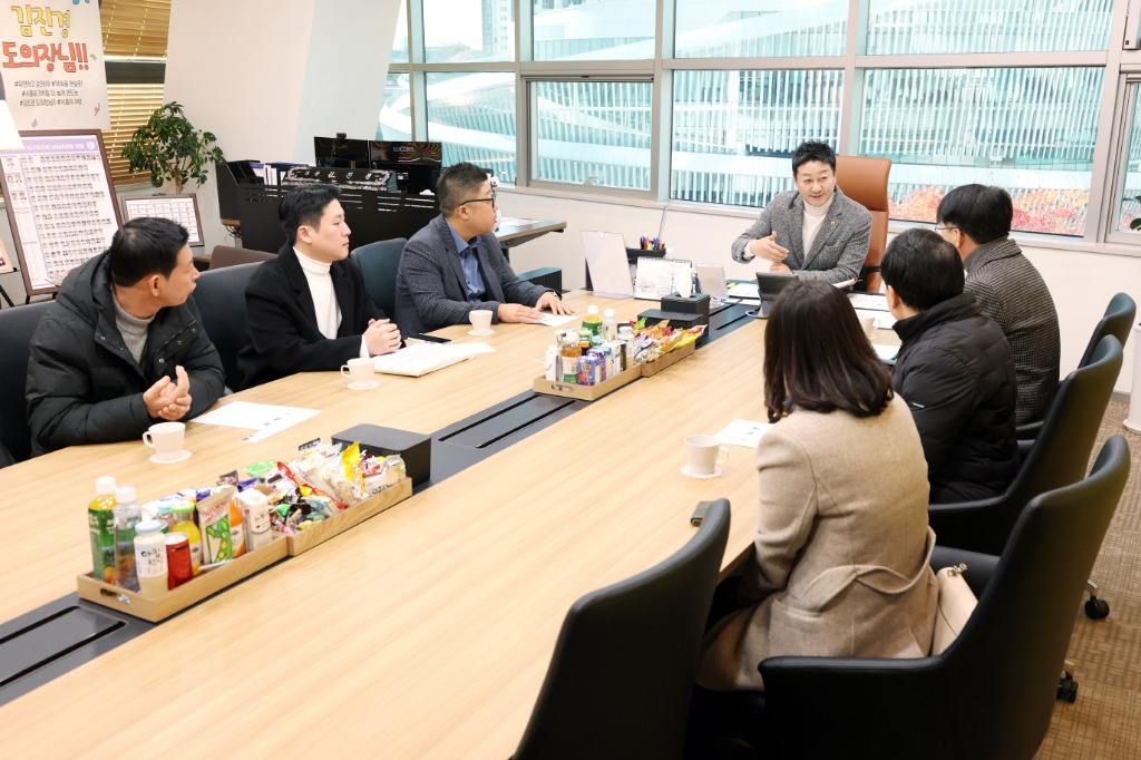 18일 집무실에서 경기도장애인직업재활시설협회와 면담 중인 김진경 의장 (2).jpg