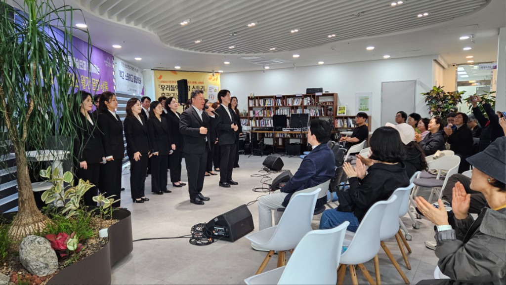 여성가족과-지난 10월 25일 성남시 중원구 하대원동 1인가구 힐링 스페이스에서 진행한 월간 문화 살롱 행사 때 시립합창단 공연 (자료사진).jpg
