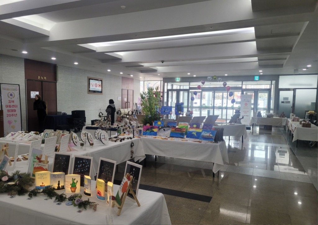 아동보육과-지난해 11월 열린 성남시 지역아동센터연합회 가족문화제 때 시청 로비 전시 작품들.jpg