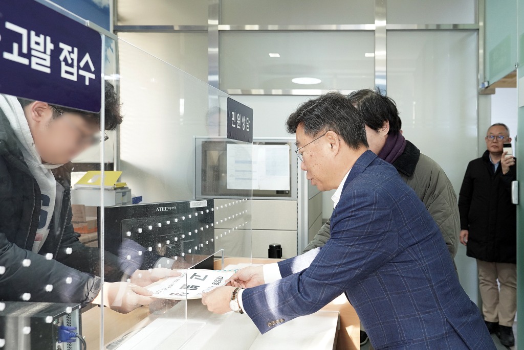 신상진 성남시장이 19일 오전 공수처에 고발장을 접수하고 있다.(2).jpg