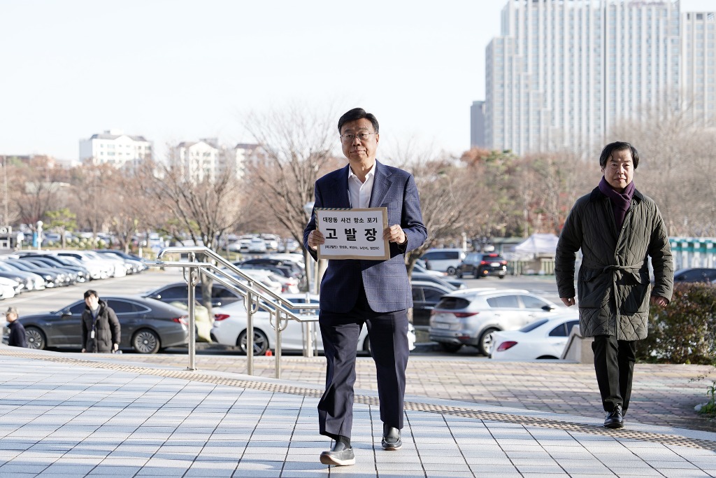 신상진 성남시장이 19일 오전 공수처에 고발장을 접수하고 있다.(4).jpg