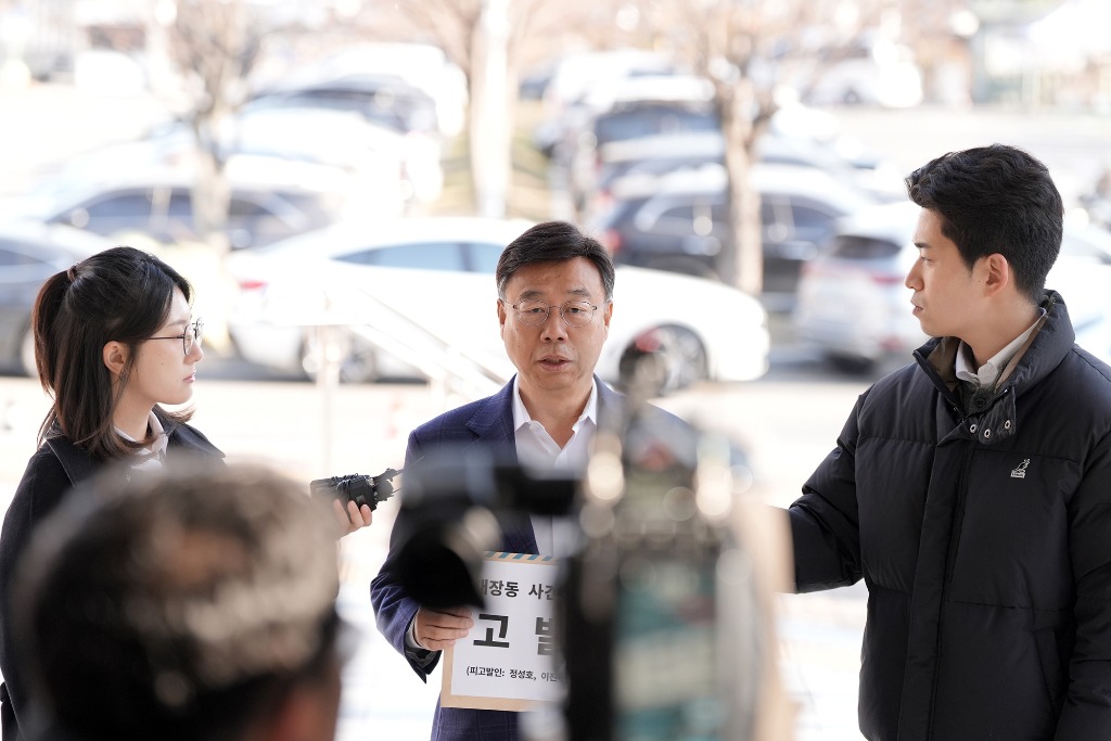 신상진 성남시장이 19일 오전 공수처에 고발장을 접수하고 있다.(5).jpg