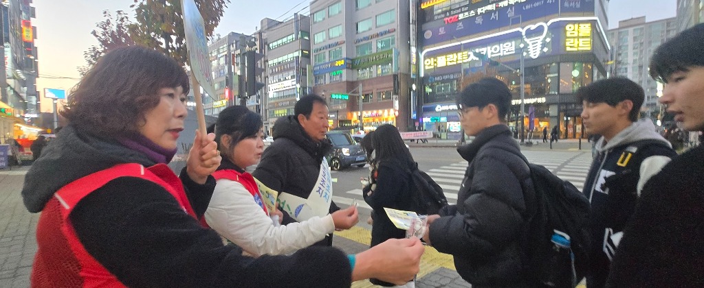251118 임상오의원, 동두천 일원서 학교폭력예방 캠페인 참여… 지역 공동체 보호 의지 표명(2).jpg