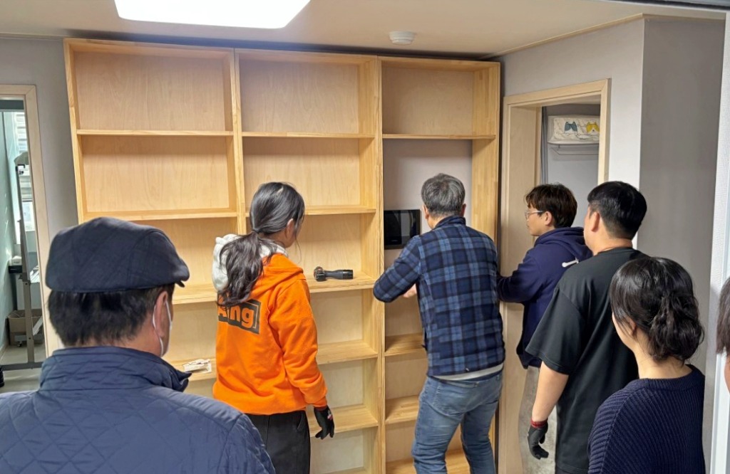 중원유스센터 제작가구 쉼터 기부 (2).jpg