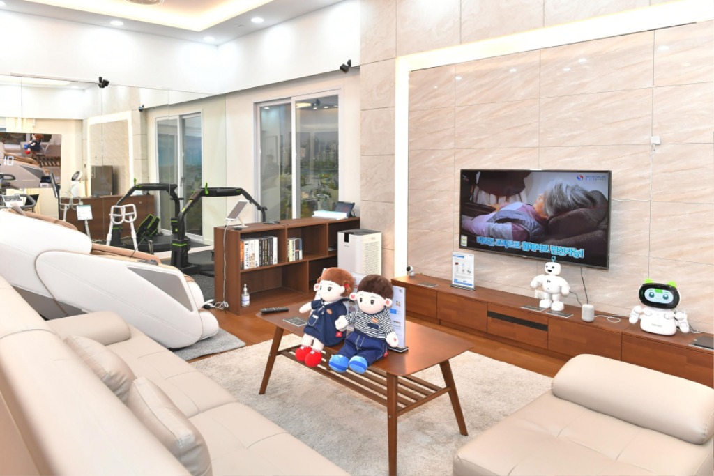 기업혁신과-성남시니어산업혁신센터 내 전시되어 있는 성남형 시니어스마트홈 모습.jpg