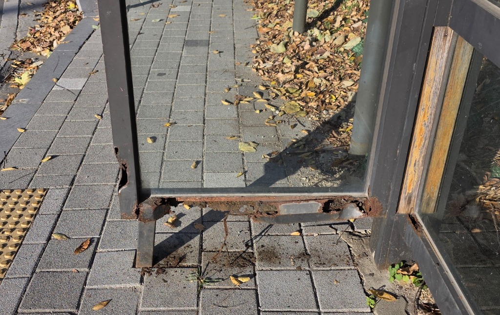 251120 정하용 의원, 보라동 쌍용아파트 버스 정류소현장점검 나서 “주민 안전 위해 즉각 개선 필요” (2).jpg