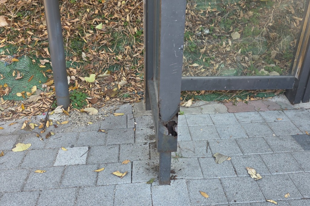 251120 정하용 의원, 보라동 쌍용아파트 버스 정류소현장점검 나서 “주민 안전 위해 즉각 개선 필요” (3).jpg