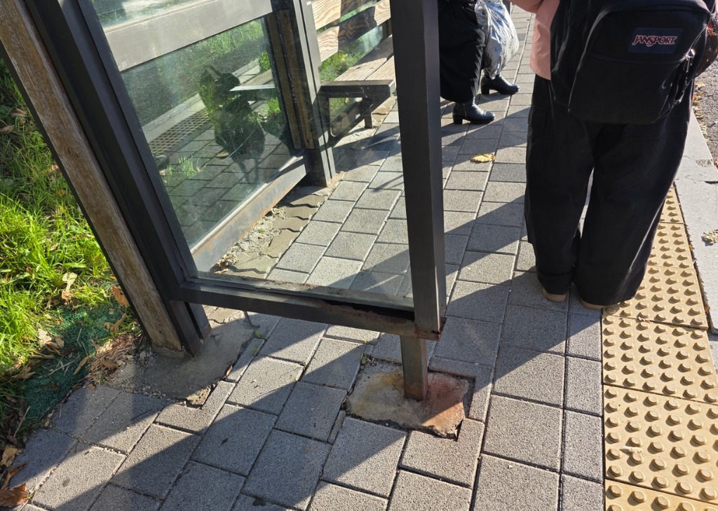 251120 정하용 의원, 보라동 쌍용아파트 버스 정류소현장점검 나서 “주민 안전 위해 즉각 개선 필요” (4).jpg