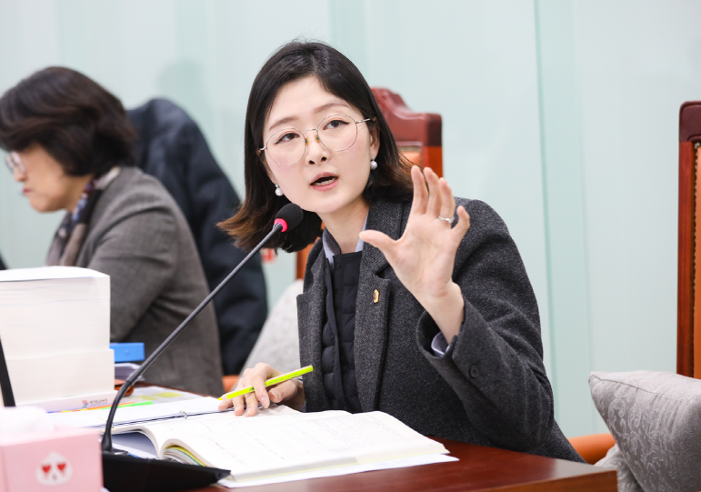 251119 장윤정 의원, “경기 IB교육, 일정·근거·안내 모두 미비... 추진만 앞서”(1).png