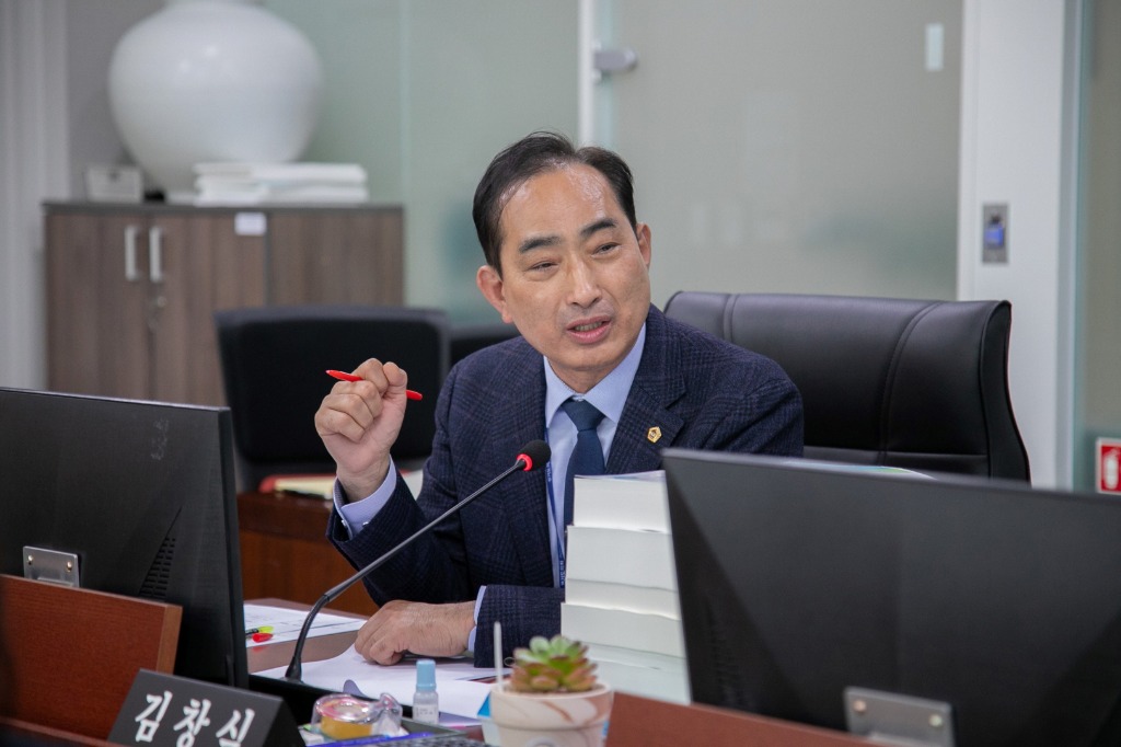 251120 김창식 의원, 전체 시설기준으로 필요한 사업량 산정하고 예산 충분히 확보 강력 주문 (2).jpg
