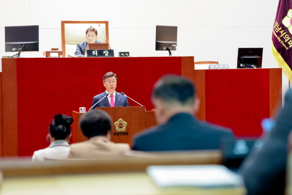 신상진 성남시장이 20일 성남시의회 제307회 제2차 정례회에서 2026년도 예산안과 시정 운영 방향을 설명하고 있다3.jpg