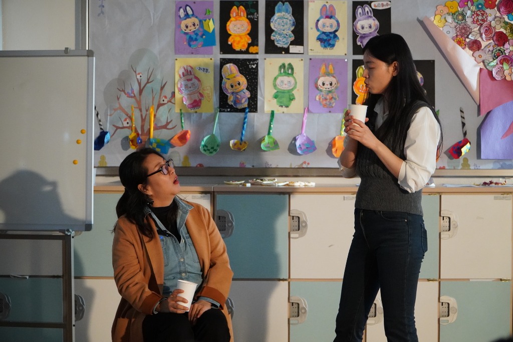 교사들이 교과연계 교육 연극 프로그램에서 연극 수업을 진행하고 있다 (1).JPG