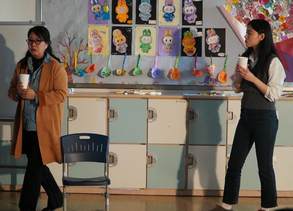 교사들이 교과연계 교육 연극 프로그램에서 연극 수업을 진행하고 있다 (2).JPG