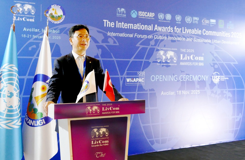 AI반도체과-차광승 성남시 4차산업국장이 지난 21일 튀르키예 이스탄불에서 열린 ‘리브컴 어워즈(LivCom Awards 2025)’ 시상식에서 기술 및 솔루션 분야 은상 수상 소감을 밝히고 있다..jpg