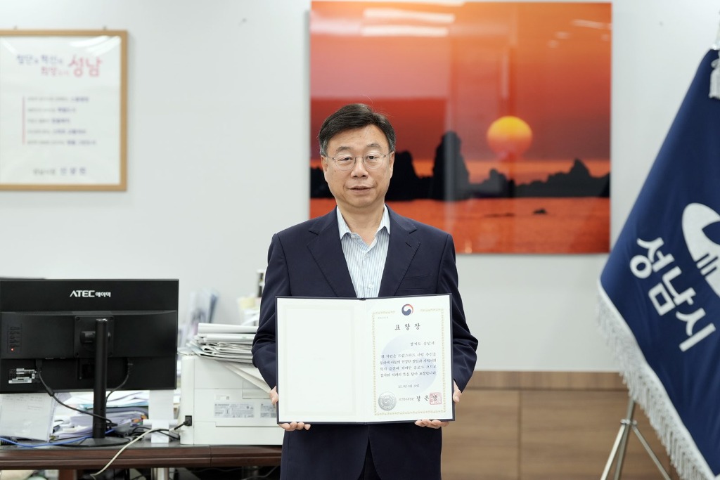 아동보육과-신상진 성남시장이 드림스타트 사업 보건복지부 장관상 수상 기념 사진을 찍고 있다..jpg