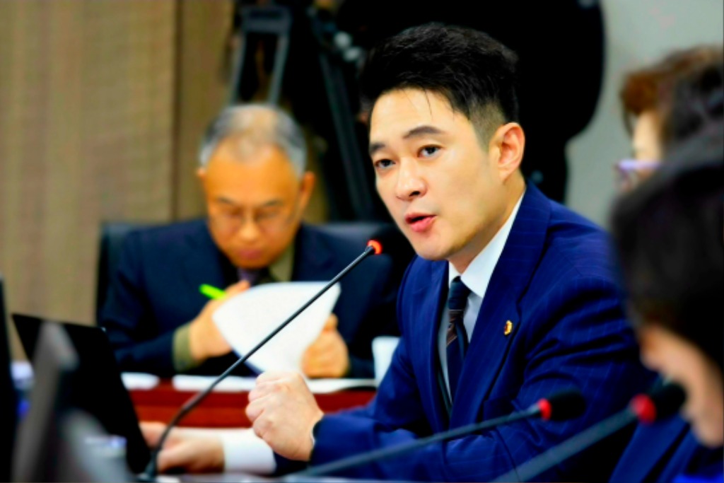 251124 전석훈 의원. GBC 혁신 촉구. 국제협력국장 “뼈를 깎는 심정으로 전면 개편하겠다 고개 숙여.jpg