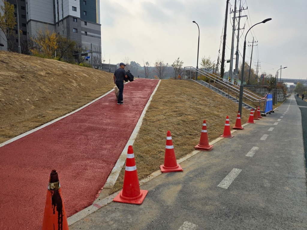 251124 경기도의회 정하용 의원, 신갈천 산책로 진입경사로 설치 이끌어… 주민 보행편의 대폭 개선(3)_정비후.jpg