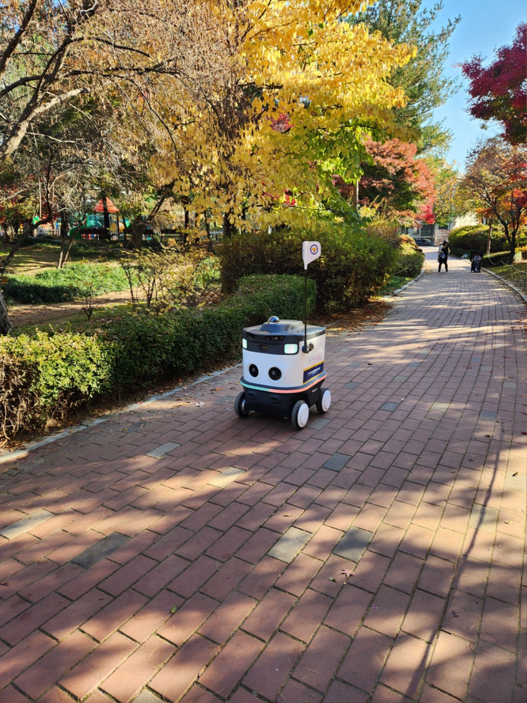 스마트도시과-야탑동 상희공원을 순찰 중인 스마트 순찰로봇 모습.jpg