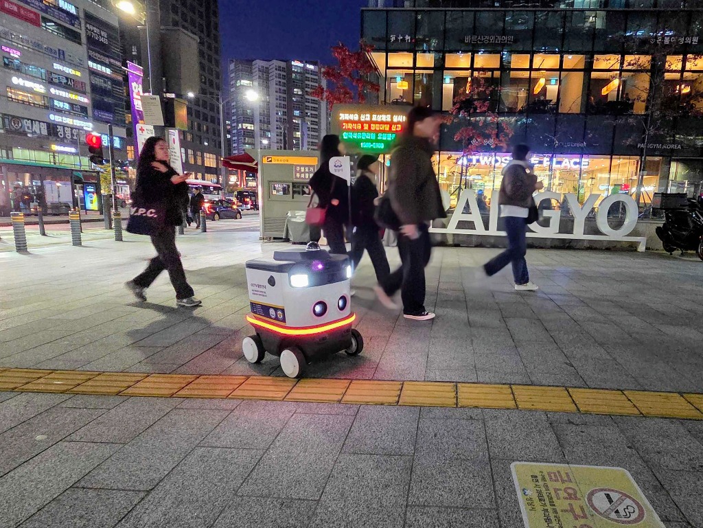 스마트도시과-판교역을 야간 순찰 중인 스마트 순찰로봇 모습.jpg
