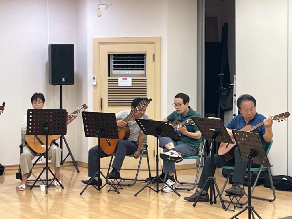 기타(클래식) 수업사진.jpg