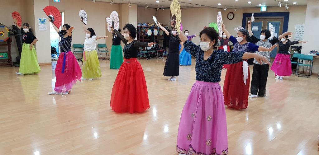 한국무용 수업사진.jpg