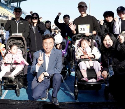 신상진 성남시장이 ‘우리가족 꼬마영웅 유아차 올림픽’ 현장 찾아 참여 가정과 기념촬영을 하고 있다 (2).jpg width: 100%; height : 150px