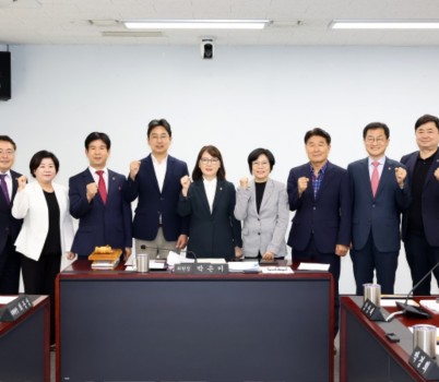 ★20251103_(단체사진-도시건설위원회 정책토론회).JPG width: 100%; height : 150px