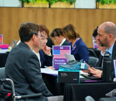 미래산업과-성남글로벌융합센터에서 열린 ‘2025 성남 국제 바이오헬스케어 컨벤션(SBIC 2025)’ 에서 수출상담이 이뤄지고 있다2.jpg width: 100%; height : 150px