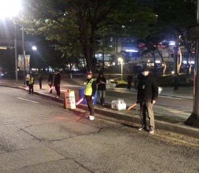 대중교통과-성남 판교 유스페이스 인근에서 관외택시 불법 영업 합동단속 중인 모습.jpg width: 100%; height : 150px