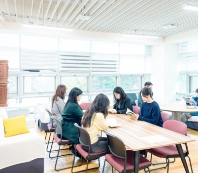 성남문화재단 사내도서관 스마트SN라운지.jpg width: 100%; height : 150px