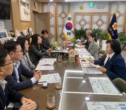 251105 정윤경 부의장, ‘청년 엔지니어 육성해 경기도에 정착 시키자’ 경기도일자리재단과 관련 사업 논의.jpg width: 100%; height : 150px