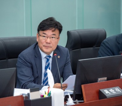 251107 최만식 의원, “홀로 근무, 비상벨도 없다”... 복지 현장 외면한 행정 (1).jpg width: 100%; height : 150px