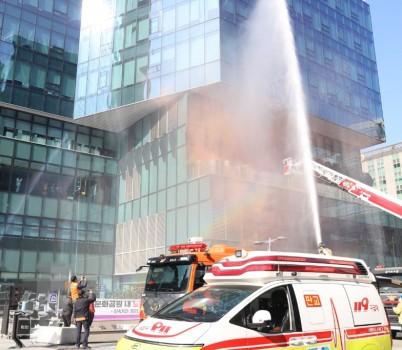 분당소방서가 지하연계 복합건축물 현지적응훈련을 실시하고 있다..JPG width: 100%; height : 150px