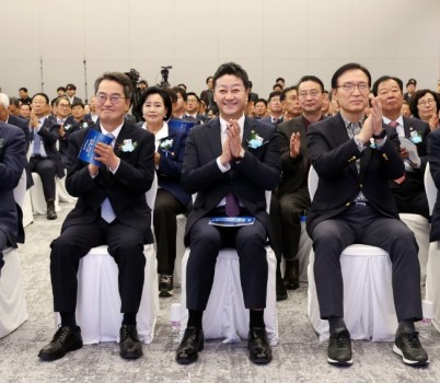 251114 김진경 의장, NH농협은행 경기본부 신사옥 준공식 참석...경기도 금융과 농업 발전의 구심점 역할 당부 (1).jpg width: 100%; height : 150px