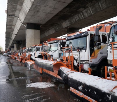 재난안전관-성남 수정구 수질복원센터 하적장에 대기 중인 제설 차량들(자료사진).jpg width: 100%; height : 150px