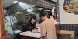 위생정책과- 성남시 어린이 기호식품 전담관리원이 지난 9월 학교 주변 햄버거 판매점에서 영업자와 종업원의 건강진단 실시 여부를 점검하고 있다.jpg