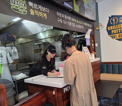 위생정책과- 성남시 어린이 기호식품 전담관리원이 지난 9월 학교 주변 햄버거 판매점에서 영업자와 종업원의 건강진단 실시 여부를 점검하고 있다.jpg width: 100%; height : 150px