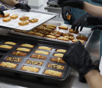 위례어울림종합사회복지관, ‘나눔 베이커리’, 대학생 재능나눔으로 만든 수제 디저트 150여 개 취약계층 전달 이미지 2.JPG width: 100%; height : 150px