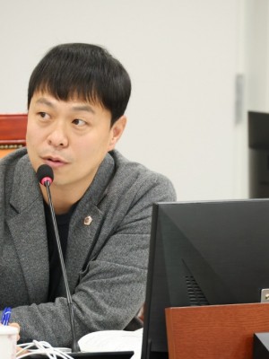 251117 유영일 의원. “유해물질 제로 어린이놀이터·안전한 수경시설”. 학교 인조잔디까지 선제 검사 주문.jpg