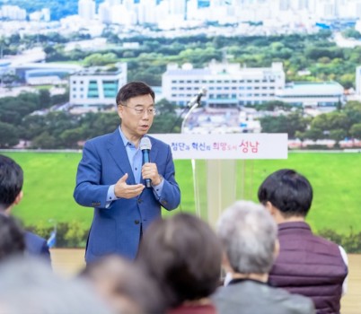 신도시정비과-신상진 성남시장이 11월 7일 분당 특별정비예정구역 권역별 주민설명회 참석해 주민들과 소통하고 있다..jpg width: 100%; height : 150px