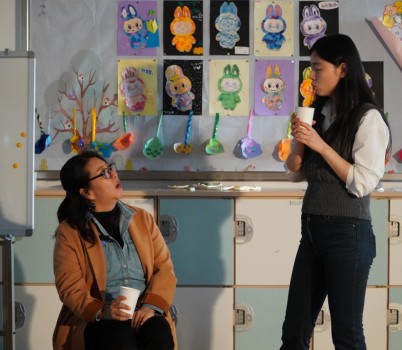 교사들이 교과연계 교육 연극 프로그램에서 연극 수업을 진행하고 있다 (1).JPG width: 100%; height : 150px