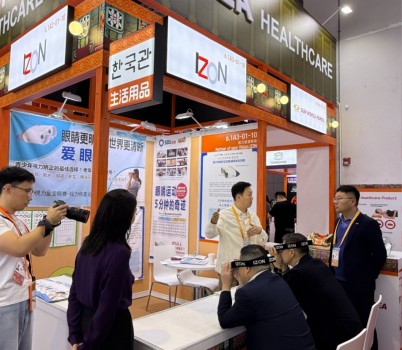 국제협력과-해외 바이어들이 중국 국제수입박람회에 마련된 성남 기업부스에서 제품을 체험하고 있다..jpg width: 100%; height : 150px