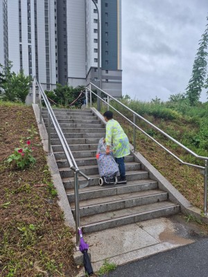 251124 경기도의회 정하용 의원, 신갈천 산책로 진입경사로 설치 이끌어… 주민 보행편의 대폭 개선(2)_정비전.jpg