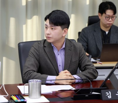 김윤환 의원 사진.JPG width: 100%; height : 150px