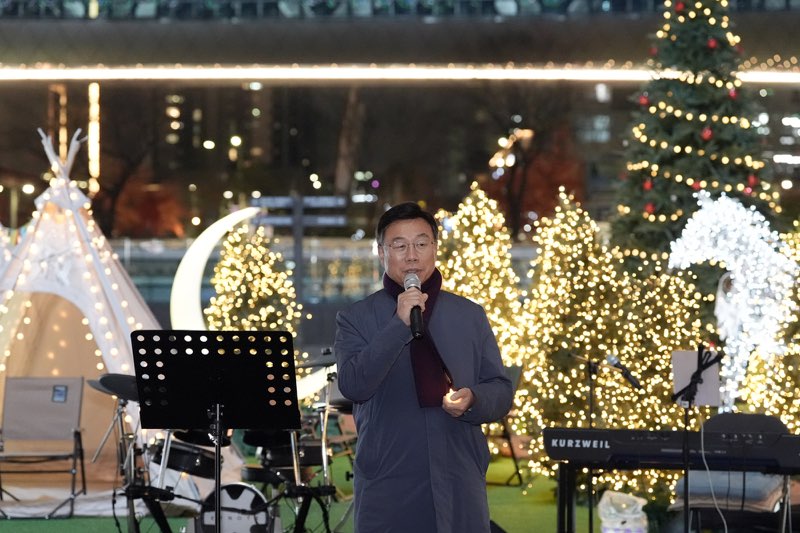 신상진 성남시장이 29일 판교역 광장 성탄 트리 점등식에서 인사말을 전하고 있다.jpg