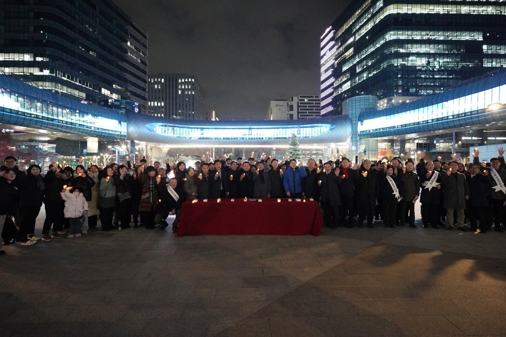 신상진 성남시장이 29일 판교역 광장 성탄 트리 점등식에서 참석자들과 기념촬영을 하고 있다.jpg