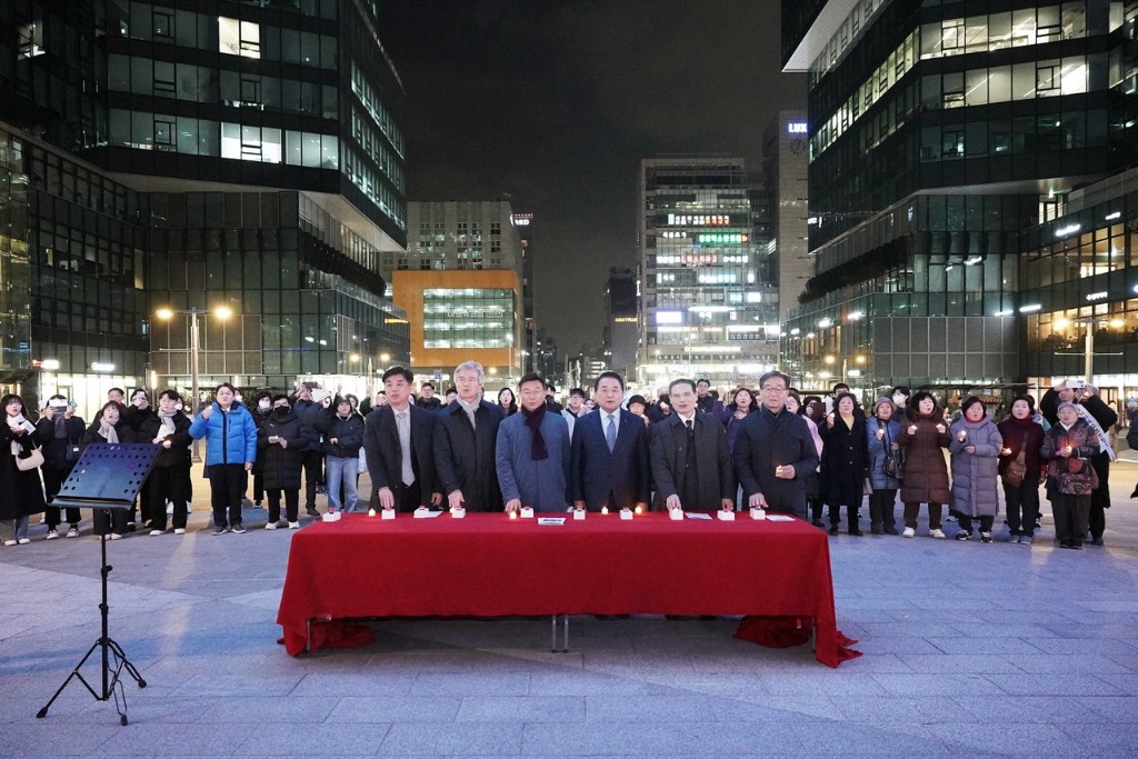신상진 성남시장이 29일 판교역 광장에서 참석자들과 함께 성탄 트리 점등 버튼을 누르고 있다.jpg