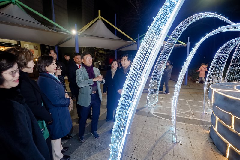 신상진 성남시장이 30일 _제11회 복정 어울림 빛 축제_ 점등식 참석자들과 대화를 나누고 있다.jpg