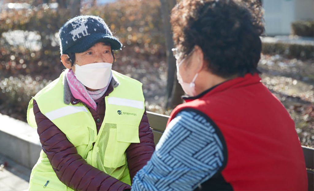 노인복지과-성남시 노인일자리 공익활동 분야 노노케어(노인이 노인 돌봄).jpg